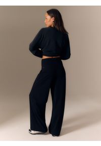 4f - 4F Spodnie dresowe z szerokimi nogawkami damskie - czarne M. Stan: podwyższony. Kolor: czarny. Materiał: dresówka. Długość: do kostek #1