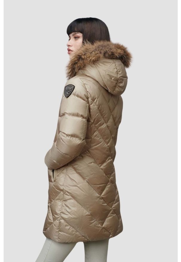 Blauer USA - BLAUER Beżowa damska kurtka Althea Raincoat Long Jackets. Kolor: beżowy. Materiał: poliamid, puch. Styl: elegancki