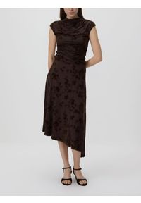 Reserved - Asymetryczna sukienka midi - ciemnobrązowy. Kolor: brązowy. Materiał: dzianina. Typ sukienki: asymetryczne. Długość: midi