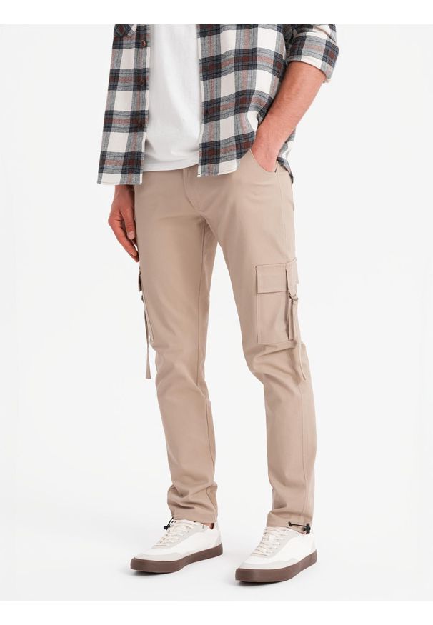 Ombre Clothing - Męskie spodnie cargo STRAIGHT LEG z paskami na kieszeniach – piaskowe V2. Materiał: bawełna, elastan, materiał. Wzór: paski. Styl: klasyczny, elegancki