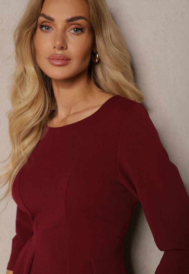 Renee - Bordowa Sukienka o Rozkloszowanym Kroju z Ozdobnymi Przeszyciami Reanelis. Okazja: na spotkanie biznesowe. Kolor: czerwony. Wzór: kolorowy. Typ sukienki: rozkloszowane. Styl: biznesowy, elegancki
