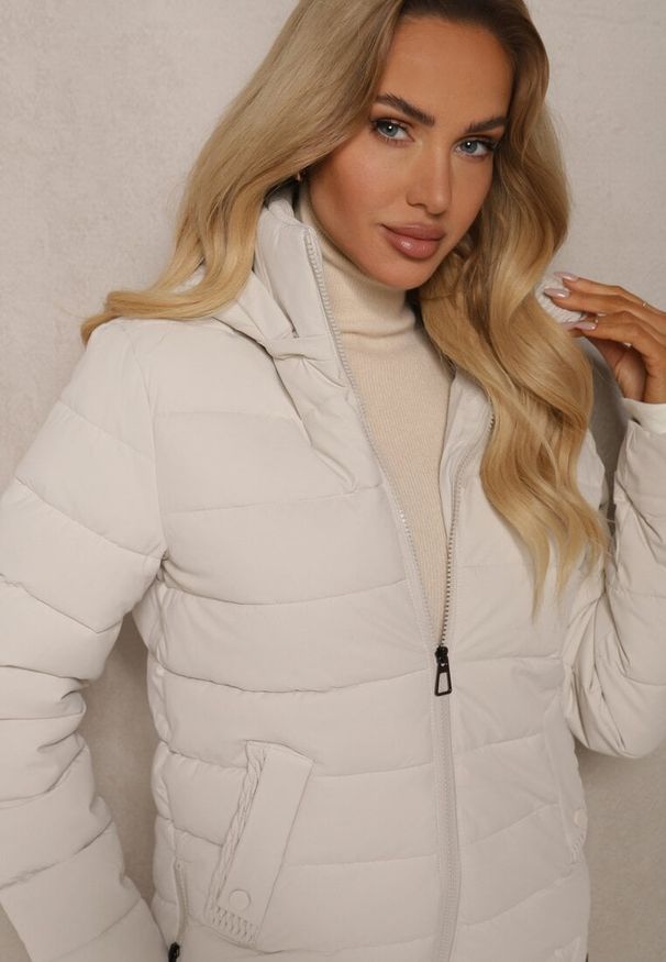Renee - Jasnobeżowa Kurtka z Pikowanymi Przeszyciami z Odpinanym Kapturem i Ściągaczem w Talii Sintavia. Okazja: na co dzień. Kolor: beżowy. Materiał: jeans. Styl: casual