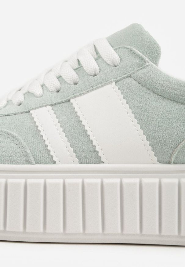 Renee - Zielone Sneakersy na Tłoczonej Platformie Ozdobione Dwoma Paskami Hesaia. Okazja: na co dzień. Zapięcie: pasek. Kolor: zielony. Materiał: jeans. Wzór: aplikacja. Obcas: na platformie