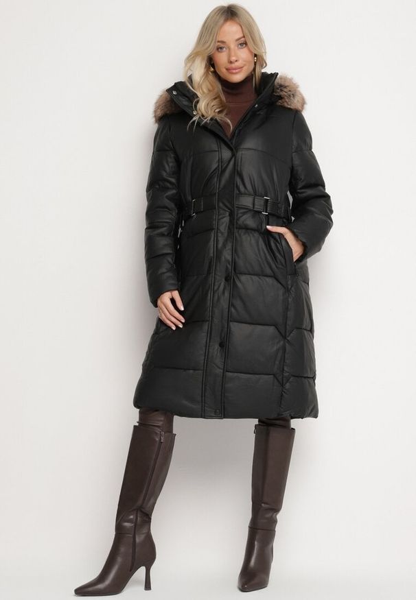 Born2be - Czarno-Brązowa Pikowana Kurtka z Odpinanym Kapturem z Futerkiem Innalisse. Okazja: do pracy, na co dzień, na spotkanie biznesowe. Kolor: czarny. Materiał: futro. Długość rękawa: długi rękaw. Długość: długie. Styl: casual, elegancki, biznesowy