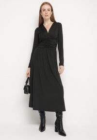 Born2be - Czarna Marszczona Sukienka Taliowana z Wiskozą z Dekoltem V i Długim Rękawem Emirie. Okazja: na spotkanie biznesowe, na co dzień. Typ kołnierza: dekolt w kształcie V. Kolor: czarny. Materiał: wiskoza. Długość rękawa: długi rękaw. Styl: casual, biznesowy #1