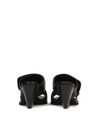 Kazar - Klapki na ścinanym obcasie z dwoma szerokimi paskami. Kolor: czarny. Materiał: skóra. Wzór: paski. Obcas: na obcasie. Styl: wizytowy, klasyczny. Wysokość obcasa: średni #8