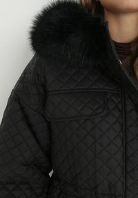 Born2be - Czarna Kurtka z Futrzanym Kapturem i Drobnym Pikowaniem Esdrage. Kolor: czarny. Materiał: futro. Wzór: jednolity. Sezon: wiosna, jesień #2