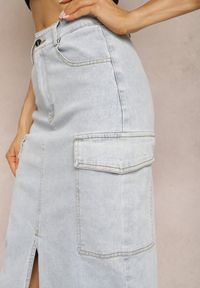 Renee - Jasnoniebieska Jeansowa Spódnica Midi o Fasonie Cargo z Rozcięciem Codie. Okazja: na co dzień. Stan: podwyższony. Kolor: niebieski. Materiał: jeans. Styl: elegancki, casual #5