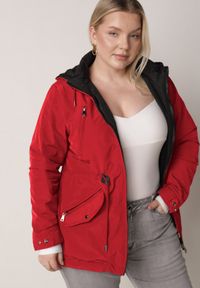 Born2be - Czerwono-Czarna Przejściowa Kurtka Dwustronna o Kroju Parki z Pikowaniem Wewnątrz Zidelle. Typ kołnierza: kaptur. Kolor: czerwony. Materiał: jeans, poliester. Styl: sportowy #1