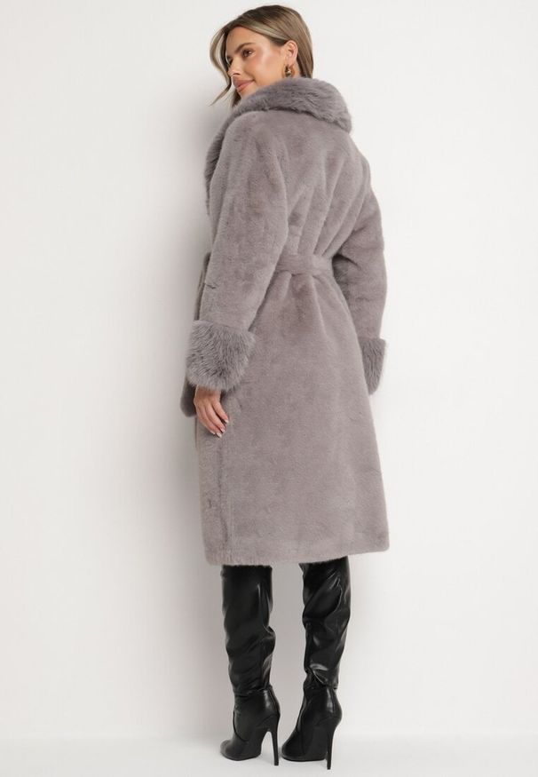 Born2be - Szary Futerkowy Płaszcz z Szerokim Kołnierzem i Mankietami z Wiązanym Paskiem Viaruna. Okazja: na co dzień, na imprezę. Kolor: szary. Materiał: dzianina. Długość rękawa: długi rękaw. Długość: długie. Styl: elegancki, casual