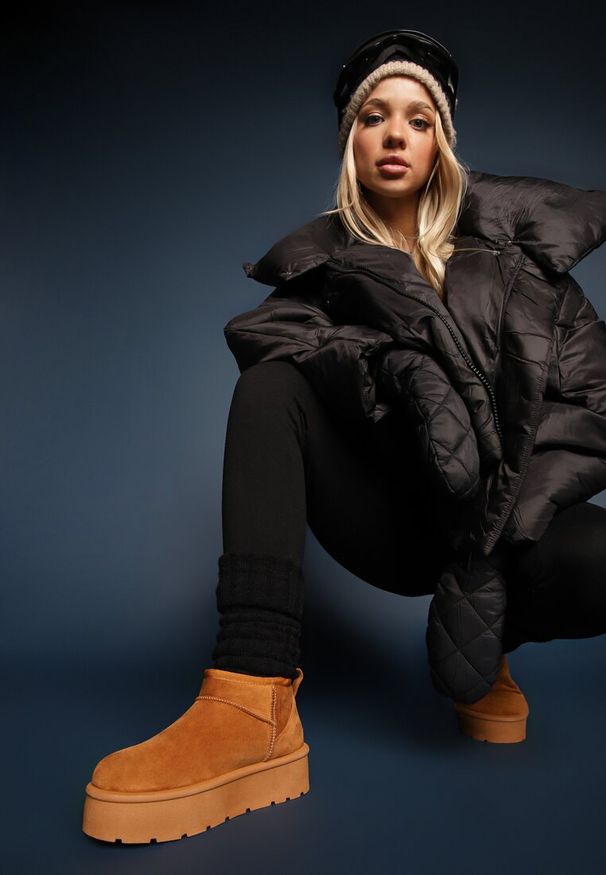 Renee - Brązowe Krótkie Śniegowce Wsuwane na Platformie Arkelia. Okazja: na co dzień, na imprezę. Zapięcie: bez zapięcia. Kolor: brązowy. Materiał: jeans. Sezon: zima. Obcas: na platformie. Styl: elegancki, casual