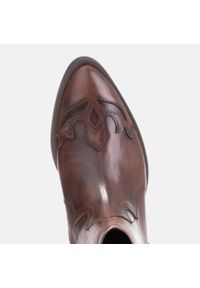 Marco Shoes Kowbojki z ręcznie polerowanej skóry brązowe. Kolor: brązowy. Materiał: skóra