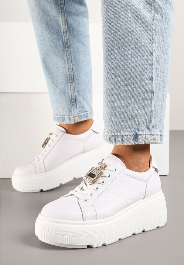 Renee - Białe Sneakersy na Platformie ze Skóry Naturalnej z Metaliczną Aplikacją Falandria. Okazja: na co dzień. Kolor: biały. Materiał: skóra. Wzór: aplikacja. Obcas: na platformie