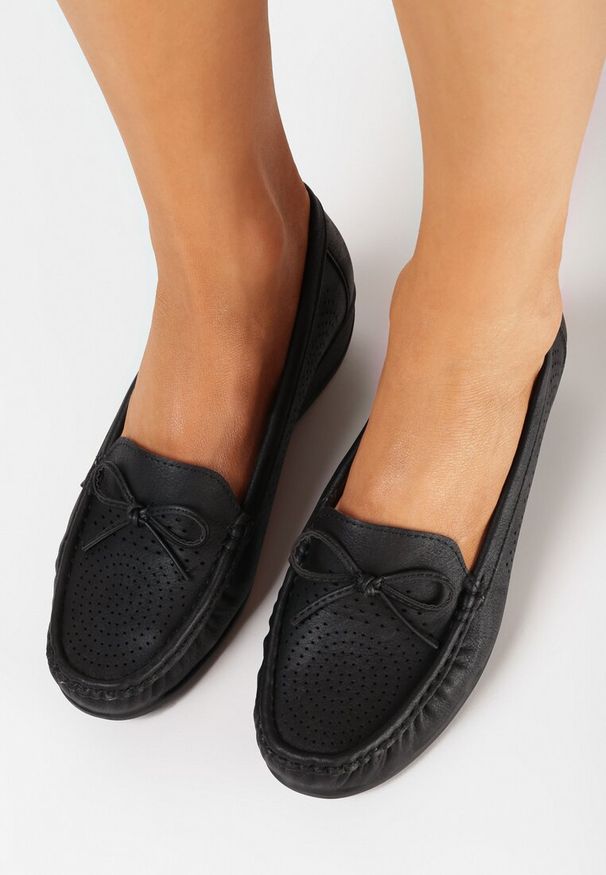 Born2be - Czarne Półbuty na Koturnie z Ażurowym Zdobieniem Vailen. Kolor: czarny. Szerokość cholewki: normalna. Wzór: aplikacja, ażurowy. Obcas: na koturnie