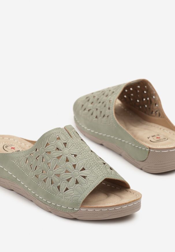 Born2be - Zielone Ażurowe Klapki na Niskim Koturnie Froesa. Okazja: na co dzień. Kolor: zielony. Materiał: jeans. Wzór: ażurowy. Sezon: lato. Obcas: na koturnie. Styl: elegancki, casual