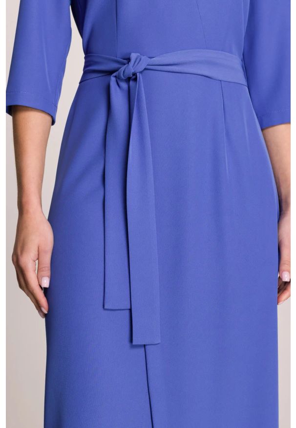 Stylove - Elegancka sukienka midi z dekoltem V i rozcięciem niebieska. Okazja: na spotkanie biznesowe. Typ kołnierza: typu klepsydra, dekolt w kształcie V. Kolekcja: dla wysokich. Kolor: czarny, różowy, niebieski. Wzór: gładki. Typ sukienki: kopertowe. Materiał: elastan, tkanina, guma, satyna. Styl: elegancki. Długość: midi
