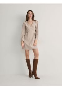 Reserved - Sukienka z ozdobnymi kontrafałdami - beżowy. Kolor: beżowy. Materiał: tkanina, wiskoza. Wzór: gładki