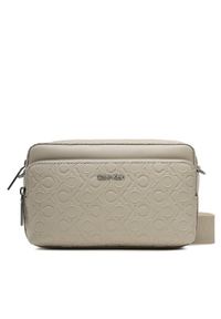 Calvin Klein Torebka Ck Must Camera Bag W/Pckt Emb Mn K60K611008 Beżowy. Kolor: beżowy. Materiał: skórzane #1