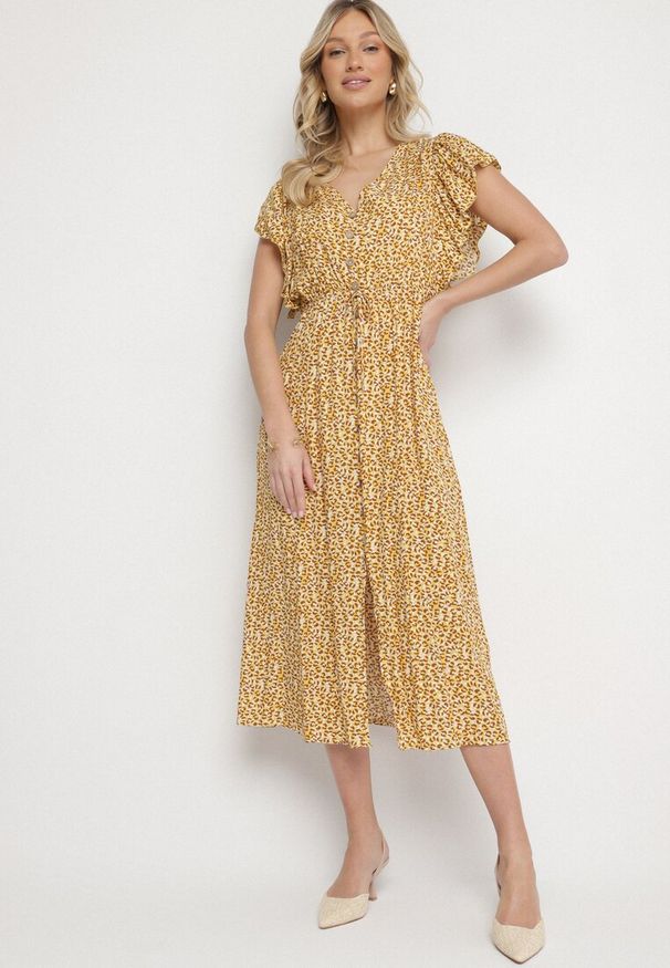 Born2be - Żółta Bawełniana Sukienka Rozkloszowana w Cętki z Ozdobnymi Guzikami Alulune. Okazja: na co dzień. Typ kołnierza: dekolt w kształcie V. Kolor: żółty. Materiał: bawełna. Długość rękawa: krótki rękaw. Styl: casual, elegancki