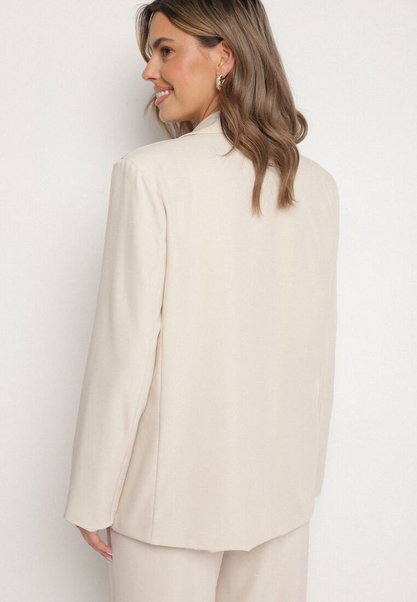 Born2be - Jasnobeżowa Dwurzędowa Marynarka z Usztywnioną Linią Ramion Emiranea. Okazja: na co dzień, do pracy. Kolor: beżowy. Materiał: jeans. Wzór: aplikacja. Styl: casual, elegancki, klasyczny