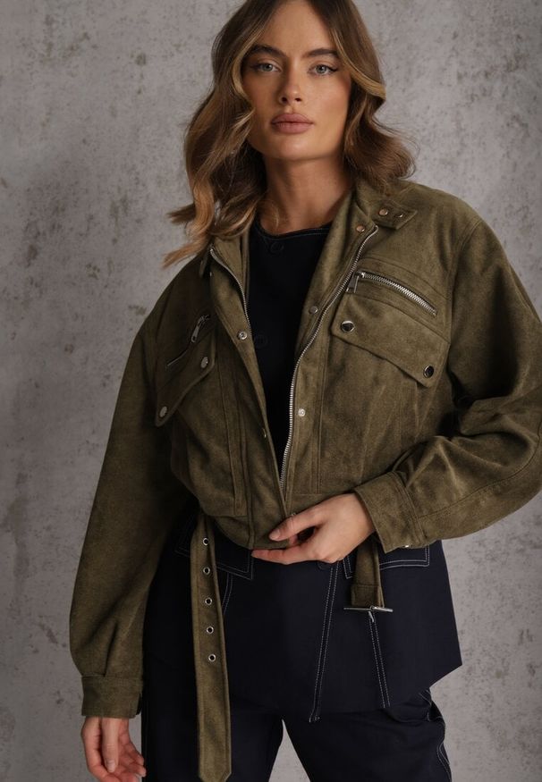 Renee - Zielona Kurtka Utility Cropped z Imitacji Zamszu z Suwakami i Paskiem w Talii Gleania. Kolor: beżowy. Materiał: zamsz. Wzór: aplikacja. Styl: rockowy