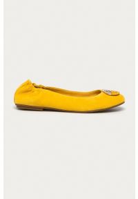 TOMMY HILFIGER - Tommy Hilfiger - Baleriny zamszowe. Nosek buta: okrągły. Kolor: żółty. Materiał: zamsz. Obcas: na obcasie. Wysokość obcasa: niski #1
