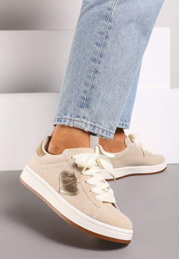 Born2be - Beżowe Sneakersy z Naszywką z Serduszkami Musitala. Okazja: na co dzień, na spotkanie biznesowe, do pracy. Kolor: beżowy. Wzór: aplikacja