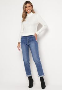 Born2be - Ciemnoniebieskie Jeansy Mom Fit z Przetarciami Mirandel. Kolor: niebieski