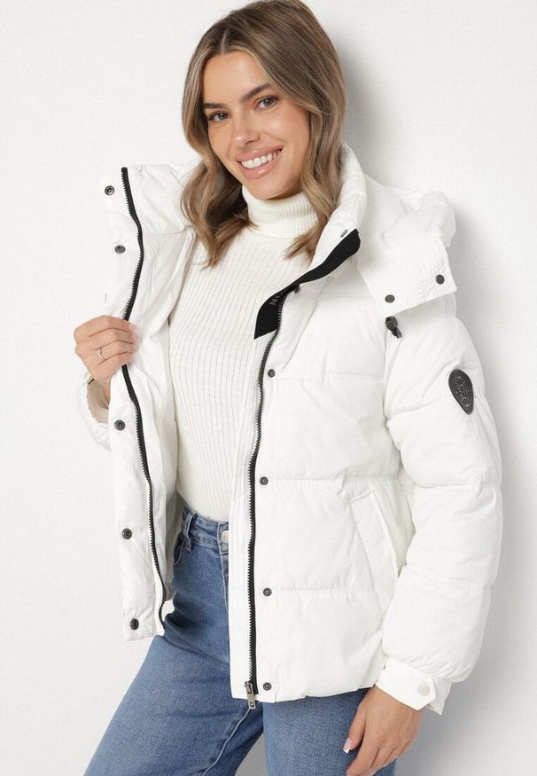 Born2be - Biała Kurtka Puffer o Fasonie Oversize z Kapturem i Naszywką Azirva. Okazja: na co dzień. Typ kołnierza: kaptur. Kolor: biały. Materiał: dzianina. Wzór: aplikacja. Styl: casual, sportowy