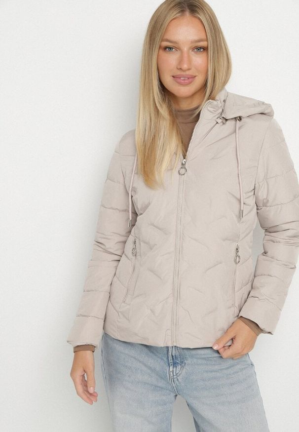 Born2be - Ciemnobeżowa Przejściowa Kurtka z Pikowanymi Przeszyciami i Odpinanym Kapturem Olunea. Okazja: na spacer, na co dzień. Kolor: beżowy. Materiał: jeans, poliester. Styl: casual, elegancki