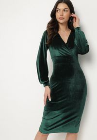Born2be - Zielona Dopasowana Sukienka Welurowa z Kopertowym Dekoltem Wilara. Kolor: zielony. Materiał: welur. Długość rękawa: długi rękaw. Typ sukienki: kopertowe. Styl: klasyczny #2