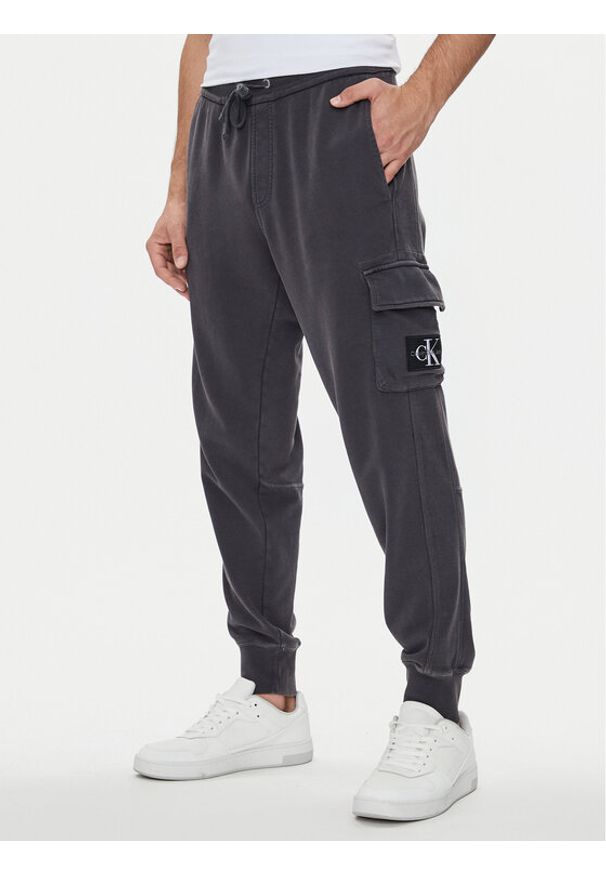 Calvin Klein Jeans Joggery J30J325663 Szary Regular Fit. Kolor: szary. Materiał: bawełna