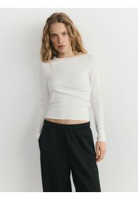 Reserved - Longsleeve z modalem - złamana biel. Materiał: bawełna, dzianina. Długość rękawa: długi rękaw
