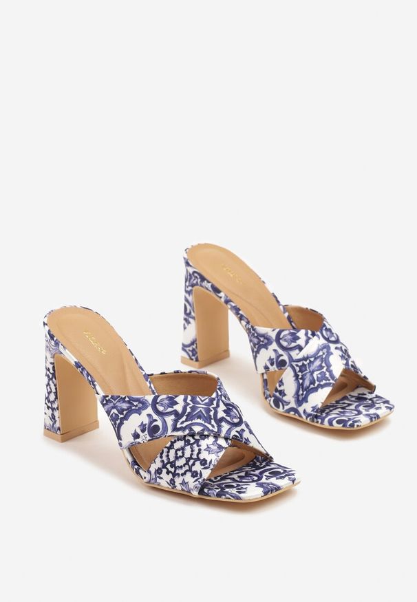 Renee - Niebieskie Klapki Vices w Print w Stylu Boho na Słupku Eratharia. Okazja: na co dzień, na imprezę. Kolor: niebieski. Materiał: jeans. Wzór: nadruk. Sezon: lato, wiosna. Obcas: na słupku. Styl: boho