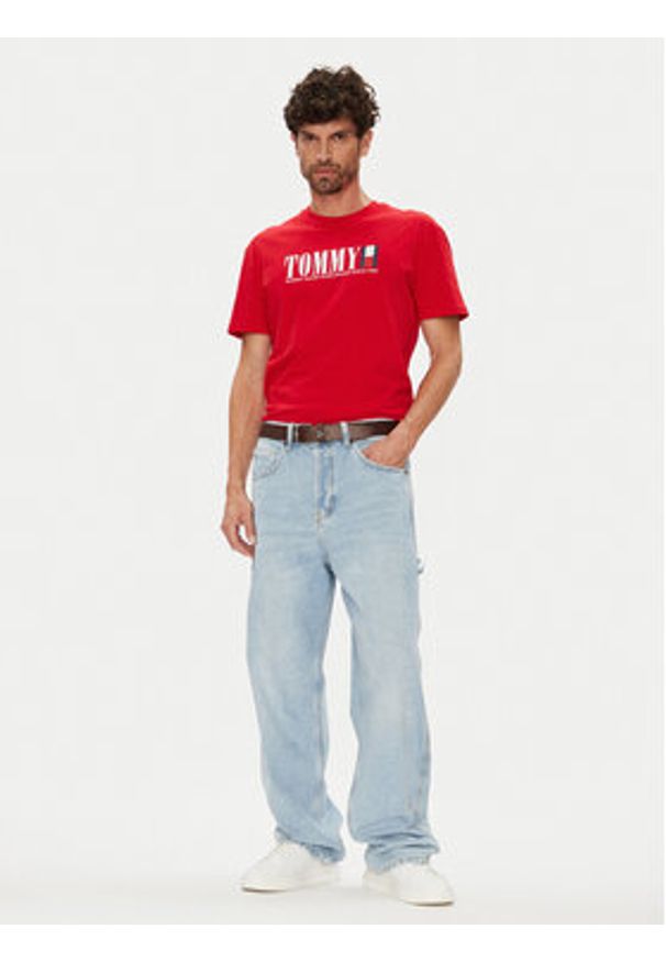 Tommy Jeans T-Shirt Dna Flag DM0DM21941 Czerwony Regular Fit. Kolor: czerwony. Materiał: bawełna
