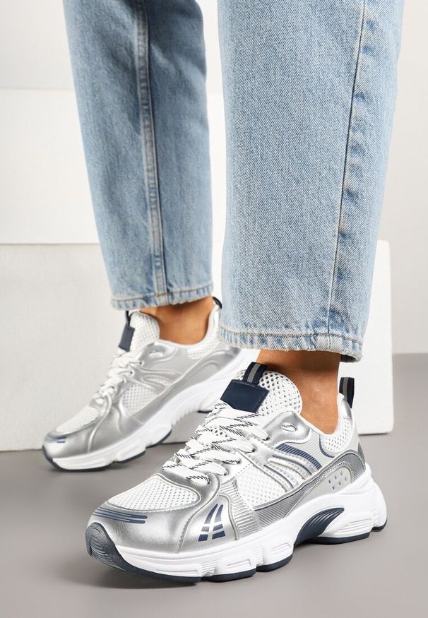 Renee - Biało-Srebrne Streetwearowe Sneakersy ze Wstawkami z Siateczki Deylisse. Okazja: na co dzień, na spacer. Kolor: biały. Materiał: jeans. Szerokość cholewki: normalna. Sport: turystyka piesza