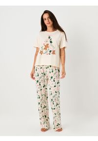 Sinsay - Świąteczna piżama dwuczęściowa z nadrukiem gałązek i piernikowego ludzika - kremowy. Kolor: kremowy. Wzór: nadruk #1