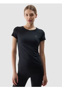 4f - Koszulka treningowa z materiału z recyklingu damska - czarna. Kolor: czarny. Materiał: materiał. Długość rękawa: krótki rękaw. Długość: krótkie. Wzór: ze splotem, jednolity, gładki. Sport: joga i pilates, fitness #1