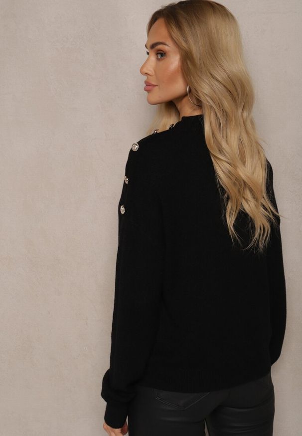 Renee - Czarny Sweter z Półgolfem Wiskozą i Modalem Ozdobiona Guzikami Emmitana. Okazja: na co dzień. Kolor: czarny. Materiał: wiskoza. Wzór: aplikacja. Styl: klasyczny, elegancki, casual