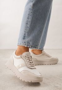 Renee - Beżowe Sneakersy na Platformie z Wkładką ze Skóry Naturalnej i Napisam Haidena. Okazja: na co dzień. Zapięcie: sznurówki. Kolor: beżowy. Materiał: skóra. Wzór: napisy. Obcas: na platformie #1