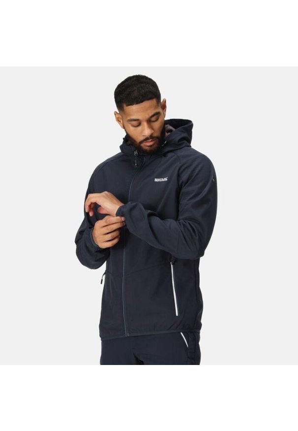 Softshell turystyczny męski Regatta Arec III z kapturem. Typ kołnierza: kaptur. Kolor: niebieski. Materiał: poliester, softshell, elastan. Sport: turystyka piesza