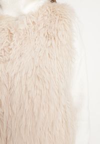 Born2be - Jasnobeżowa Kamizelka Futrzana ze Wsuwanymi Kieszeniami Venzira. Okazja: na co dzień. Kolor: beżowy. Materiał: futro. Wzór: aplikacja. Styl: casual, elegancki #4