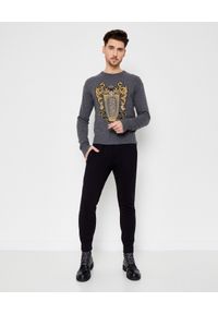 Versace Jeans Couture - VERSACE JEANS COUTURE - Wełniany sweter z haftem. Kolor: szary. Materiał: wełna. Długość rękawa: długi rękaw. Długość: długie. Wzór: haft. Styl: sportowy #3