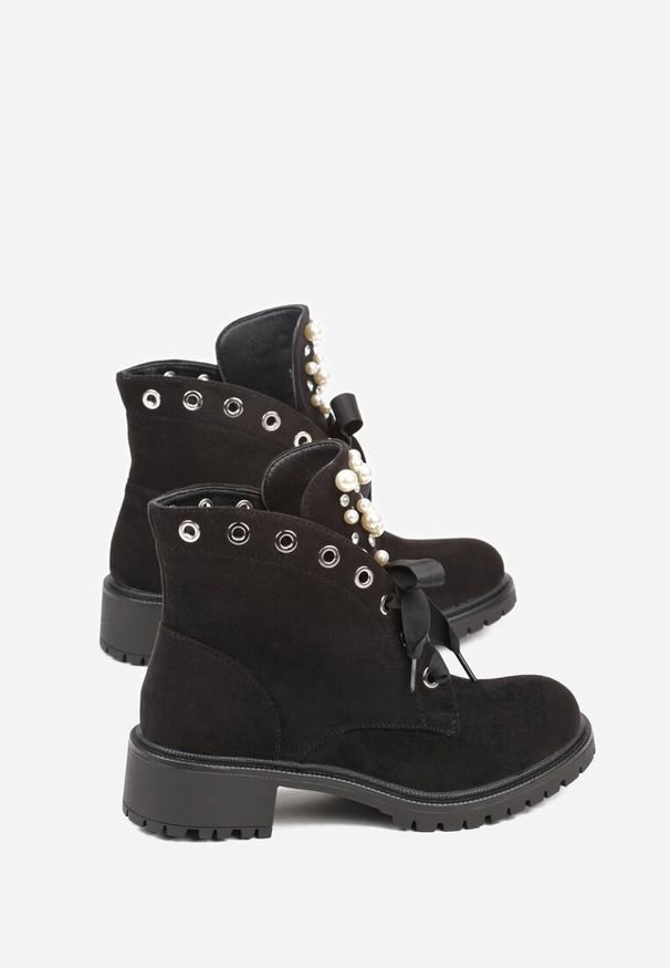 Renee - Czarne Botki z Imitacji Zamszu z Ozdobnymi Sznurówkami Perłami i Cyrkoniami Jovilda. Okazja: na co dzień. Kolor: czarny. Materiał: zamsz. Wzór: aplikacja. Obcas: na obcasie. Styl: casual, rockowy. Wysokość obcasa: średni