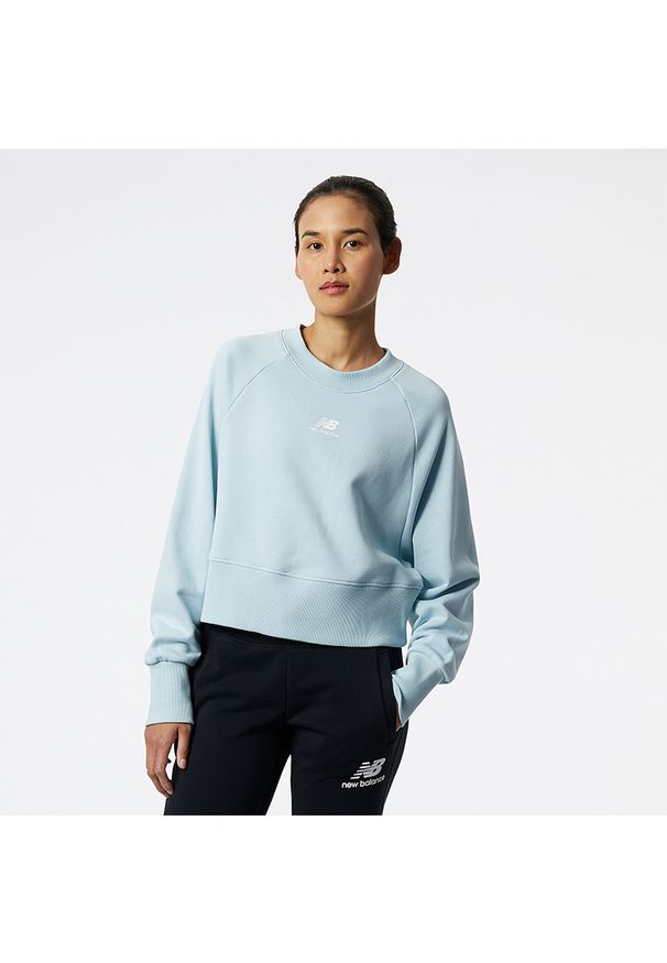 Bluza New Balance WT21554MGF – niebieska. Okazja: na co dzień. Kolor: niebieski. Materiał: materiał, bawełna, prążkowany. Wzór: napisy. Styl: casual, klasyczny, elegancki, sportowy