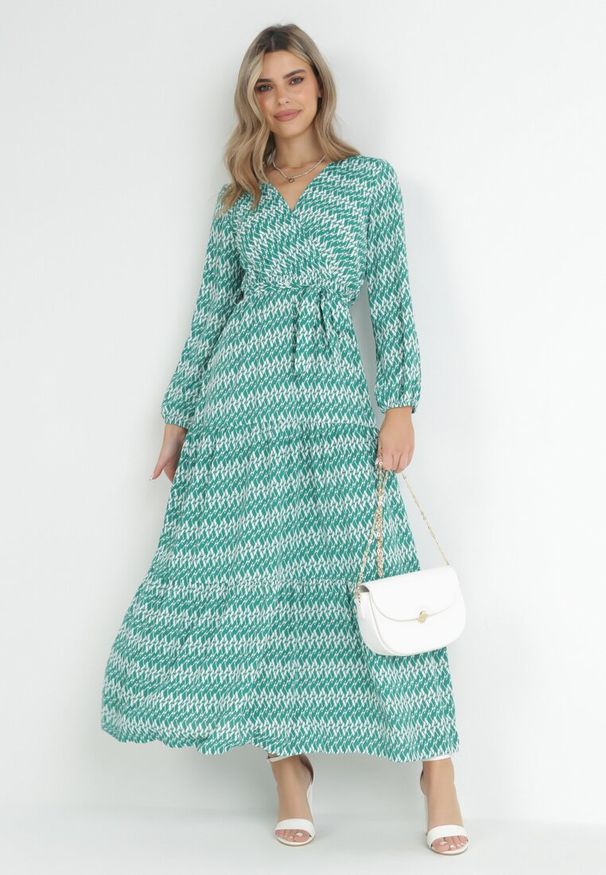 Born2be - Zielona Sukienka Rozkloszowana z Gumką w Pasie Mosho. Okazja: na co dzień. Kolor: zielony. Materiał: materiał, tkanina. Długość rękawa: długi rękaw. Typ sukienki: rozkloszowane, kopertowe, proste. Styl: boho, casual. Długość: maxi