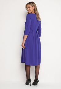 Born2be - Fioletowa Rozkloszowana Sukienka z Rękawem 3/4 Nomiel. Okazja: na spotkanie biznesowe. Typ kołnierza: dekolt w kształcie V. Kolor: fioletowy. Typ sukienki: rozkloszowane. Styl: klasyczny, elegancki, biznesowy #4
