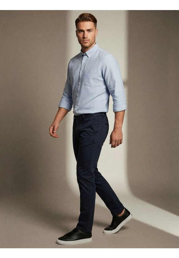 Sinsay - Spodnie chino slim - granatowy. Kolor: niebieski