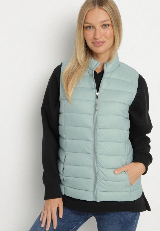 Born2be - Jasnozielona Pikowanana Kamizelka Sifitta. Okazja: na co dzień. Kolor: zielony. Materiał: jeans. Styl: klasyczny, casual, elegancki