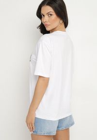 Born2be - Biały Bawełniany T-shirt Ozdobiony Nadrukiem Nartzedi. Okazja: na co dzień. Kolor: biały. Materiał: bawełna. Wzór: aplikacja, nadruk. Styl: casual #4